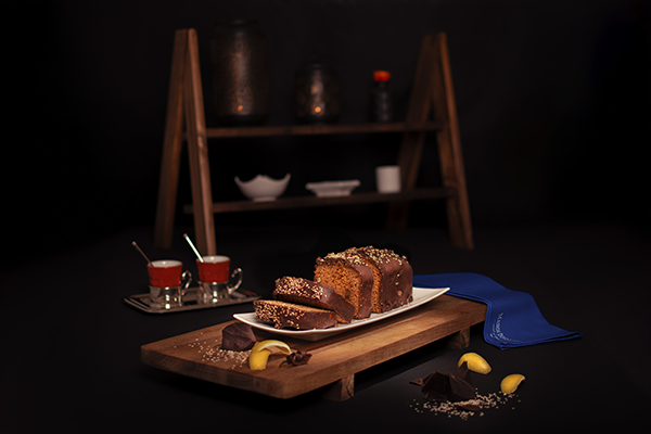 Pain chocolat noir, écorce citron et sésame ouvert