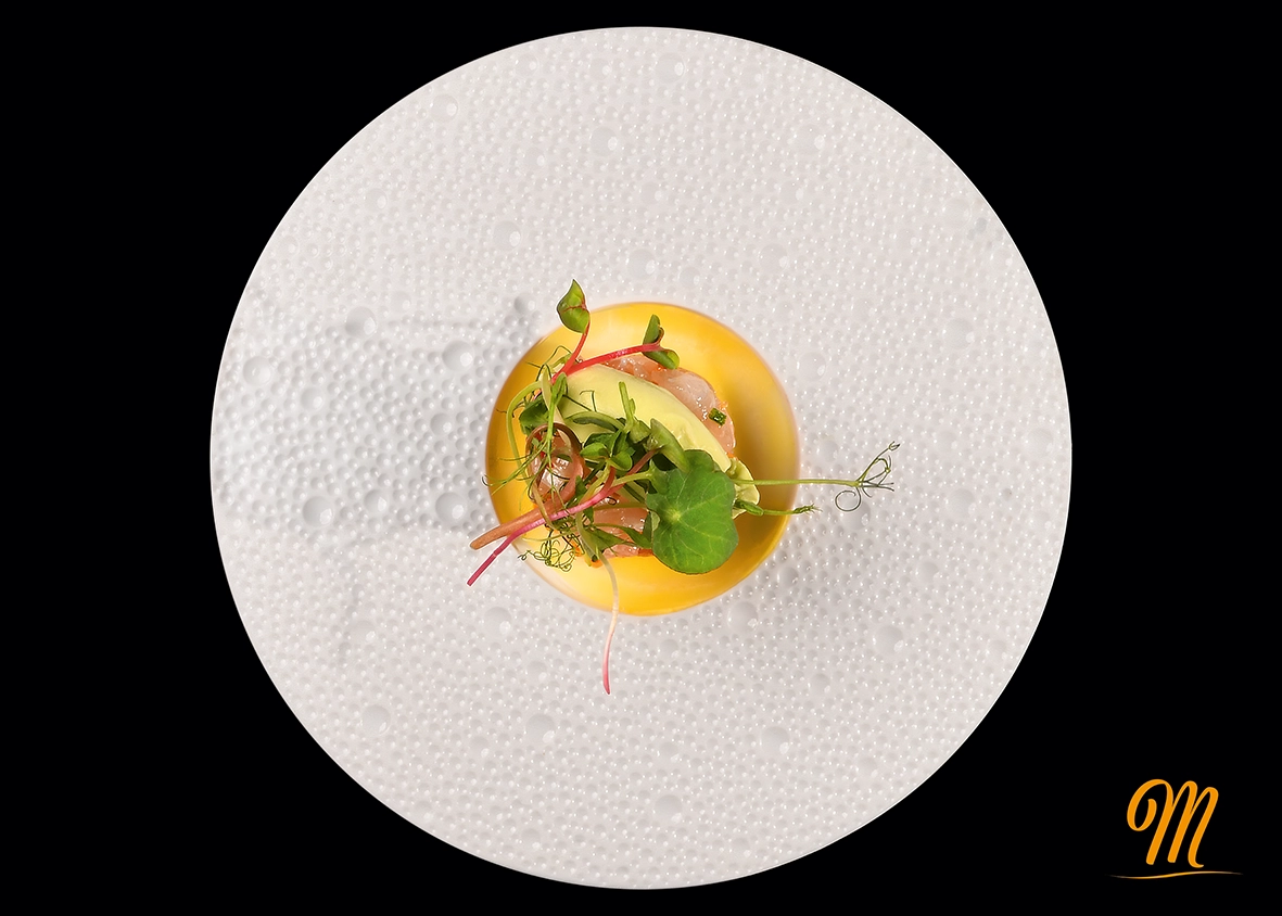 Le tartare de bar de ligne, citron vert, huile de Maussane, crème glacée et concombre au restaurant la madeleine